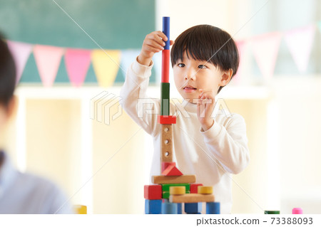 小男孩玩積木 73388093