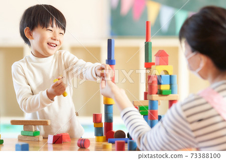 小男孩玩積木 73388100