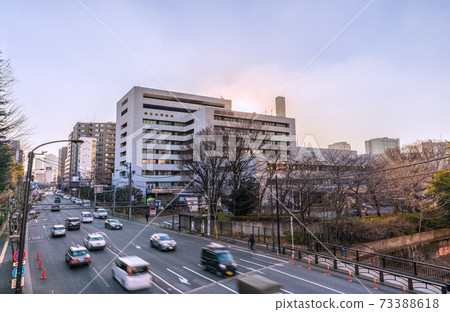 日本首都廣尾醫院的東京都市風景變成接受電暈患者的“電暈優先醫院” = 1月13日 73388618