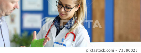 Man with bruised arm 73390023