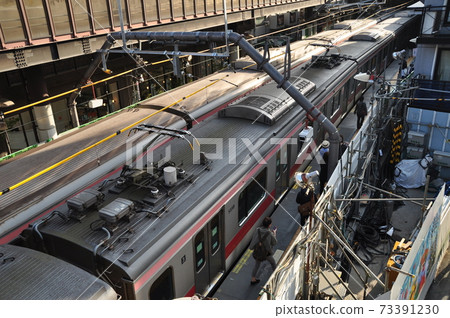 Local trains that enter Daikanyama Station on the Tokyu Toyoko Line (5050 series trains) 73391230