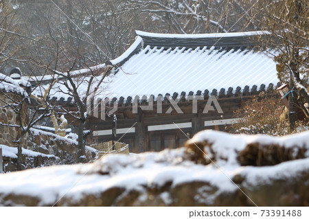 雪落在韓屋的瓦頂上 73391488