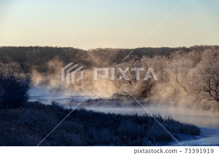 Hokkaido winter scenery: Rime and storm in Tsurui Village, Akan District Hokkaido winter scenery: Rime and storm in Tsurui Village, Akan District 73391919
