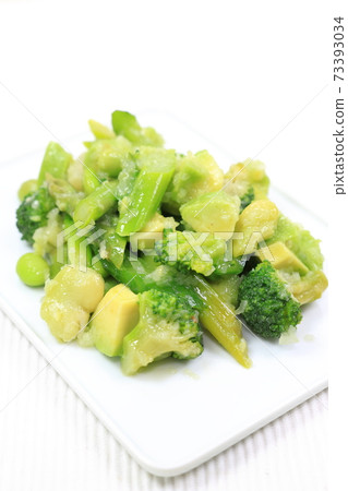 美味的蘆筍,豆類和鱷梨蔬菜沙拉 美味的蘆筍,豆類和鱷梨蔬菜沙拉 73393034