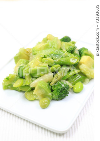 美味的蘆筍,豆類和鱷梨蔬菜沙拉 美味的蘆筍,豆類和鱷梨蔬菜沙拉 73393035