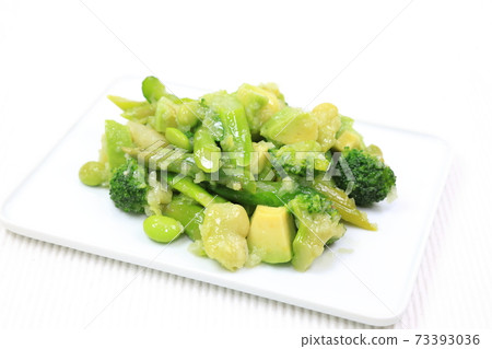 美味的蘆筍,豆類和鱷梨蔬菜沙拉 美味的蘆筍,豆類和鱷梨蔬菜沙拉 73393036
