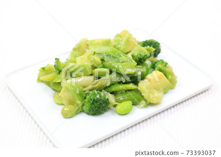美味的蘆筍,豆類和鱷梨蔬菜沙拉 美味的蘆筍,豆類和鱷梨蔬菜沙拉 73393037