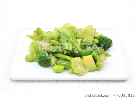 美味的蘆筍,豆類和鱷梨蔬菜沙拉 美味的蘆筍,豆類和鱷梨蔬菜沙拉 73393038