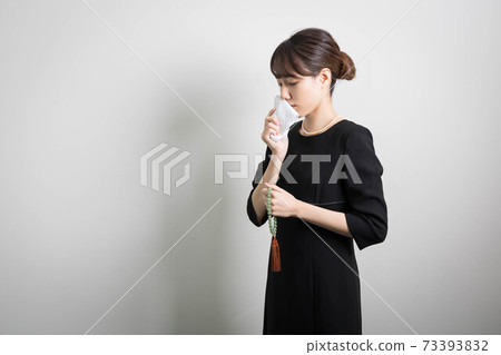 失去愛人後一個悲傷的表情的年輕女子 73393832