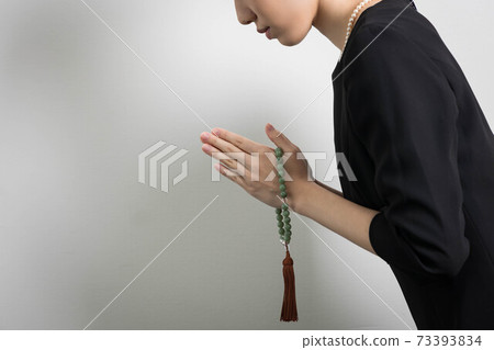 一個年輕的女人在葬禮上攜手共進 73393834