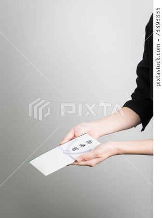 移交香的一個少婦的手 73393835