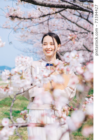 櫻花和大學女生 73394427