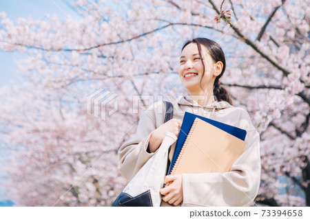 櫻花和大學生 73394658