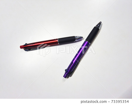 舊的紅色身體圓珠筆和新的紫色身體圓珠筆 73395354