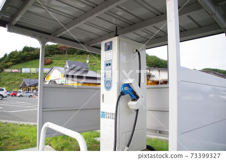 安裝在路邊站電動汽車站的電動汽車快速充電器 安裝在路邊站電動汽車站的電動汽車快速充電器 73399327