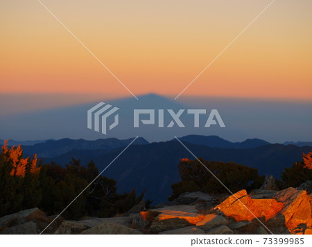 向陽山上拍攝山頭的影子 向陽山上拍攝山頭的影子 73399985