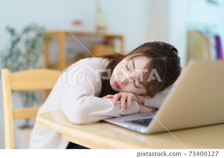 在家工作時打a的女人 73400127