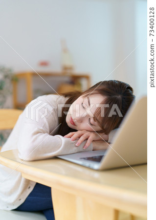 在家工作時打a的女人 在家工作時打a的女人 73400128