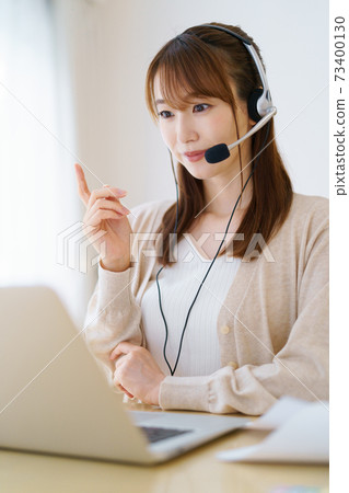 遠程辦公電話接線員和遠程辦公婦女的形象 遠程辦公電話接線員和遠程辦公婦女的形象 73400130