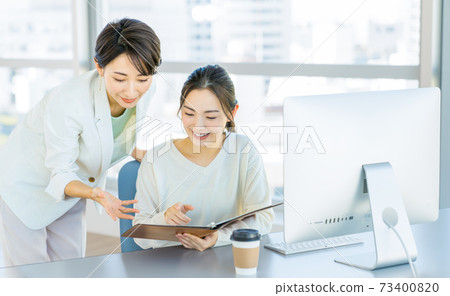 女商人教學工作在辦公室 73400820