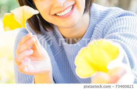 銀杏葉的年輕女子 73400821