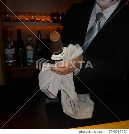 Bartender, please customers 73403523