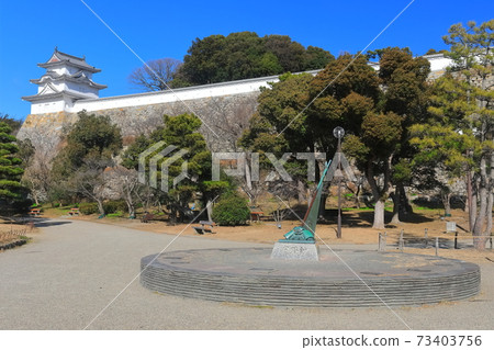 [兵庫縣]天氣晴朗的明石城（轉身） 73403756