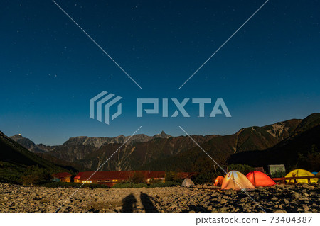 山間小屋夜景 山間小屋夜景 73404387