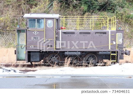 3-axis rod locomotive DL113 anchored at Tsuruga Minato Station 3-axis rod locomotive DL113 anchored at Tsuruga Minato Station 73404631