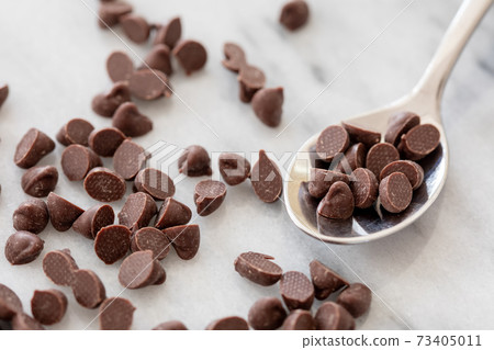 Chocolate chips studded in marble 73405011