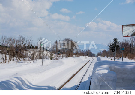 冬季農村無人站和鐵路 73405331