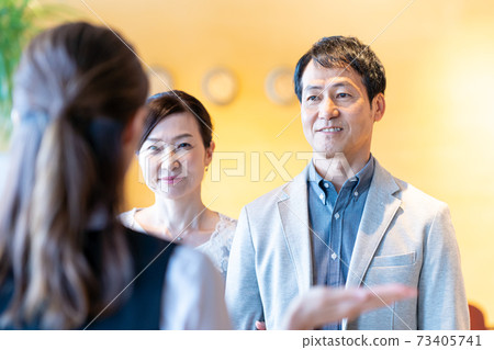 中層夫婦在展廳中諮詢射擊合作:g禮物和生活方式 中層夫婦在展廳中諮詢射擊合作:g禮物和生活方式 73405741