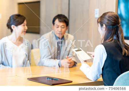 中層夫婦在展廳中諮詢射擊合作：g禮物和生活方式 73406566