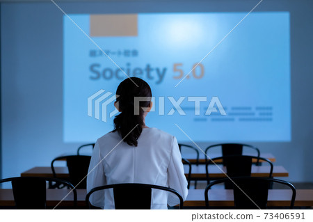 演講 女生 女孩 73406591