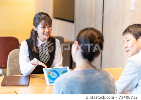 Middle couple consulting in the showroom Shooting cooperation: g GIFT AND LIFE STYLE 73406712