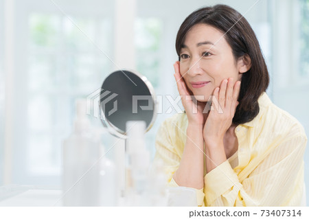 中年女性 73407314