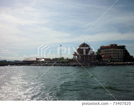 Resort sea, blue sky and temples 73407820