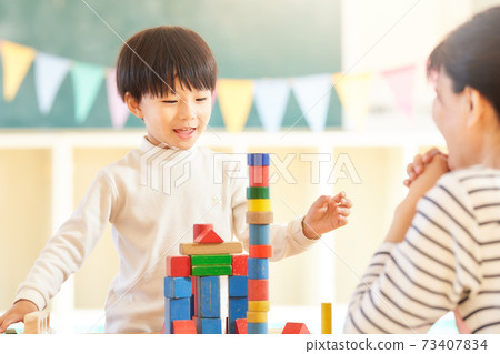 小男孩玩積木 73407834