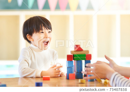小男孩玩積木 73407838