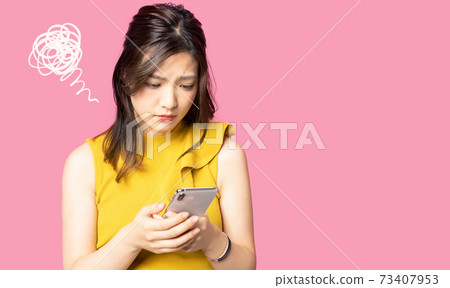 A woman who has trouble seeing a smartphone, slander, the darkness of the net A woman who has trouble seeing a smartphone, slander, the darkness of the net 73407953
