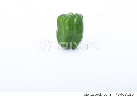 One bell pepper white background 73408129
