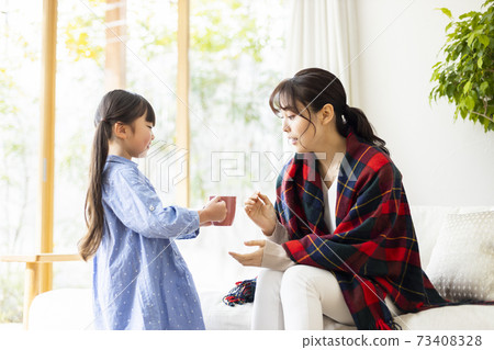 父母和孩子在客廳裡放鬆 73408328
