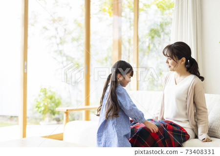 父母和孩子在客廳裡放鬆 73408331