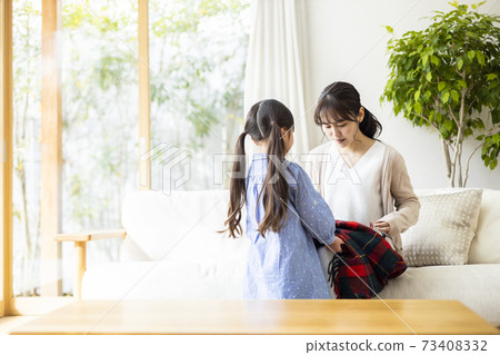 一個關心母親疾病的女兒 73408332