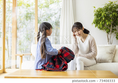 一個關心母親疾病的女兒 73408333