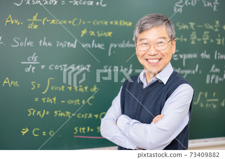 Senior professor teaching calculus Senior professor teaching calculus 73409882