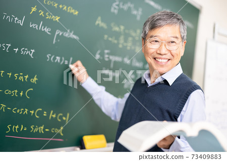 Senior professor teaching calculus Senior professor teaching calculus 73409883