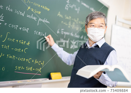 Senior professor teaching calculus Senior professor teaching calculus 73409884