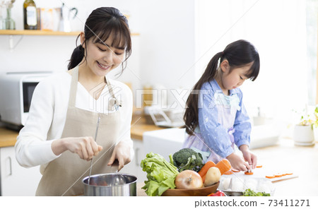 Parents who cook in the kitchen Parents who cook in the kitchen 73411271