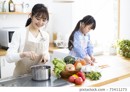 Parents who cook in the kitchen Parents who cook in the kitchen 73411273